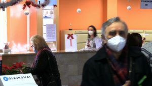 Wielu seniorów, którzy przyszli się dzisiaj zarejestrować na szczepienie przeciwko Covid-19, odeszło od okienek z kwitkiem