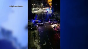 Przed klubem doszło do regularnej bitwy. W starciach ucierpiało kilka osób, w tym dwóch policjantów. Zdewastowany został również radiowóz