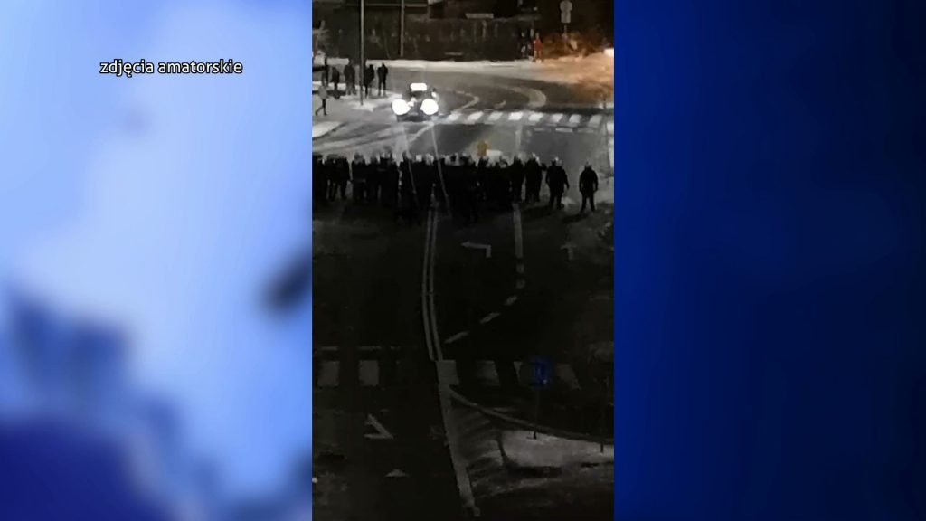 Przed klubem doszło do regularnej bitwy. W starciach ucierpiało kilka osób, w tym dwóch policjantów. Zdewastowany został również radiowóz