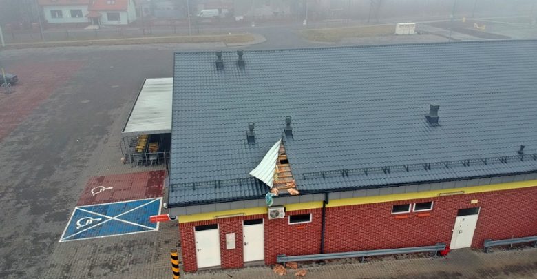 Zuchwała kradzież w Tychach. Włamywacze zrobili sporą dziurę w dachu Biedronki i dostali się do środka! (fot.www.112tychy.pl)