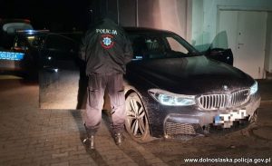 Złodzieje ukradli luksusowe BMW spod supermarketu na oczach świadków. Finału jednak nie przewidzieli (fot.policja)