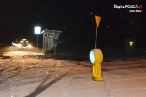 Kierowcy, który zatrzymał się na wiacie przystankowej, szuka śląska policja (fot.KPP Zawiercie)