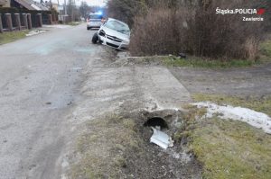 Śląskie: 16-latek bez prawa jazdy, za to w szybkim Oplu i z niemal 3-promilami zameldował się w rowie (fot.KPP Zawiercie)