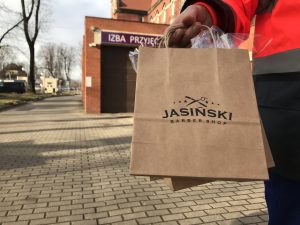 Barberzy z Chorzowa wyciągnęli pomocną dłoń z nożyczkami do lekarzy. I golą aż miło (fot.Zespół Szpitali Miejskich w Chorzowie)
