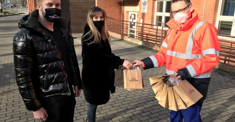 Mężczyźni pracujący na oddziale covidowym, ale też izbie przyjęć, otrzymali specjalne vouchery, do wykorzystania w chorzowskim barbershopie (fot.ZSM Chorzów)