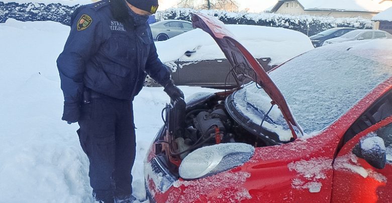 Straż miejska z Bielska pomoże uruchomić samochód. Fot. UM Bielsko-Biała