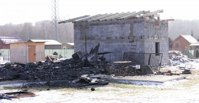 Tragiczny w skutkach pożar na terenie ogródków działkowych w Sosnowcu, przy granicy z Mysłowicami. Ogień strawił altanę, w której zostało znalezione zwłoki kobiety