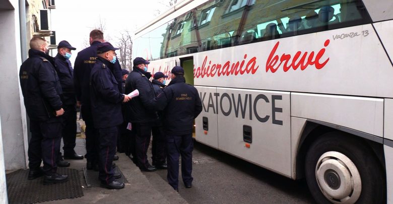 Mundurowi ze Straży Ochrony Kolei oddają osocze. Tylko w Katowicach zjawiło się 20 dawców!