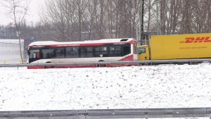 Ze względu na panujące warunki atmosferyczne pasażerowie autobusów i tramwajów musieli się dzisiaj uzbroić w cierpliwość