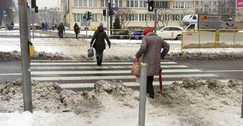 Kiedy całe województwo zasypał śnieg, priorytetem dla służb było odśnieżenie i udrożnienie dróg. Problem w tym, że podczas tego udrażniania powstały zatory na przejściach dla pieszych