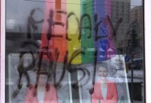W witrynie tęczowa flaga, na szybie "Pedały Raus!". Kto zdewastował witrynę biura Moniki Rosy?