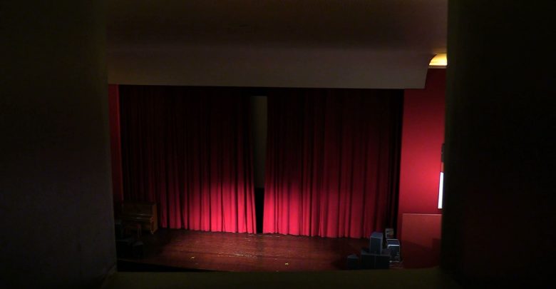 Znikają obostrzenia w kulturze, ale nie wszystkie miejsca się otwierają. Dla dużych kin to zbyt duże ryzyko