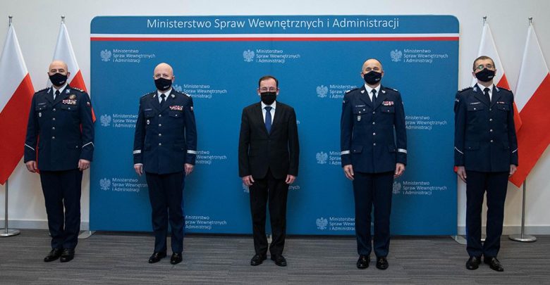 Na zdjęciu minister Mariusz Kamiński, komendant główny Policji gen. insp. Jarosław Szymczyk oraz trzech nowych komendantów wojewódzkich Policji (źr: gov.pl)