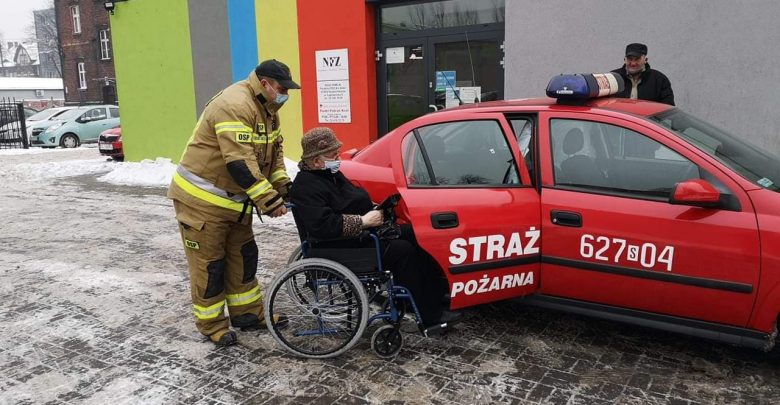 Świętochłowice: Ochotnicza Straż Pożarna pomaga w dotarciu do punktów szczepień (fot.GZM)