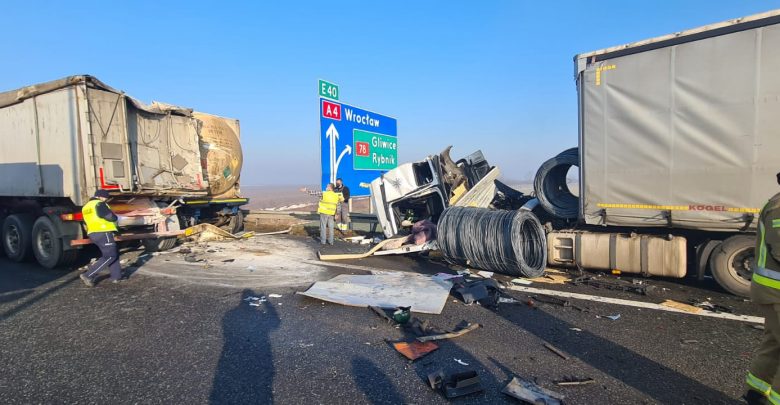 Zderzenie trzech ciężarówek na autostradzie A4 w Gliwicach! Wypadek miał miejsce na A4 na wysokości bramek w kierunku na Wrocław. (fot.Śląska Policja)