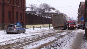 TIR wjechał na tory tramwajowe i sparaliżował ruch między Sosnowcem a Katowicami