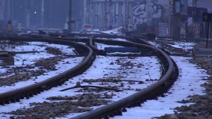 Potrącił śmiertelnie kobietę siedzącą na torach i usłyszał wyrok. Maszynista Kolei Śląskich został skazany na 6 miesięcy więzienia w zawieszeniu na rok