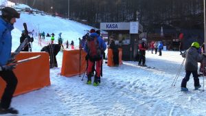 To ostatni weekend, w którym miłośnicy sportów zimowych mogli poszusować na stokach. Dużej przeszkody nie stanowił reżim sanitarny, a korki