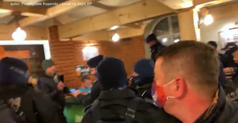 Sanepid i kilkudziesięciu policjantów w lokalu! Pub Tapster w Pszczynie otworzył się mimo obostrzeń