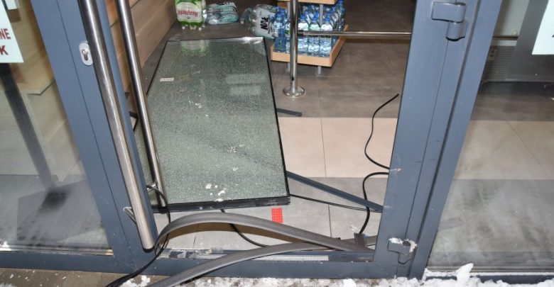 Taranowali witryny sklepowe matizem. Ich łupem padały zawsze papierosy i alkohol (fot.Policja Podkarpacka)