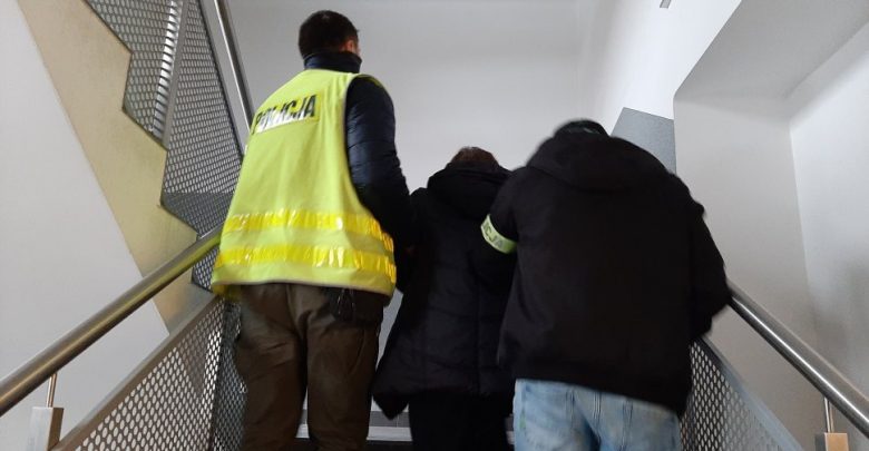 Śląskie: Dzięki pracownikom poczty seniorka nie straciła oszczędności, a fałszywa policjantka została zatrzymana (fot.Śląska Policja)
