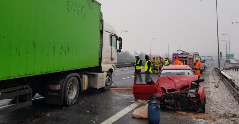 Śląskie: Pod prąd na ekspresówce. Kierowca nissana zderzył się czołowo z tirem (fot.Śląska Policja)