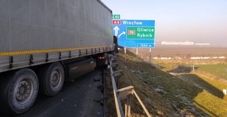 Gliwicka policja informuje, że utrudnienia po karambolu z udziałem trzech ciężarówek w Gliwicach na autostradzie A4 potrwają jeszcze kilka godzin (fot.KMP Gliwice)
