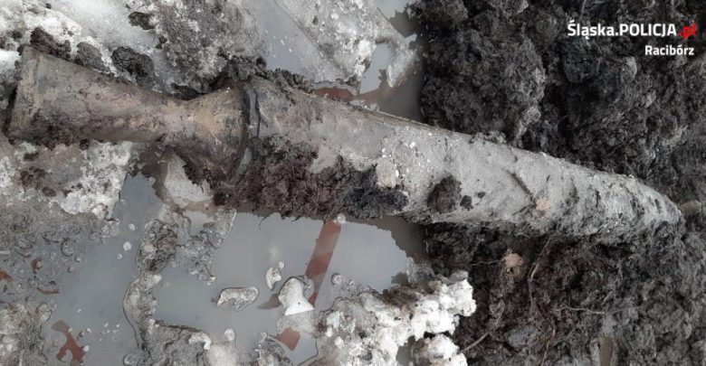 Chwile grozy w Tworkowie! Znaleźli 1,5 m pocisk. Fot. KMP Racibórz