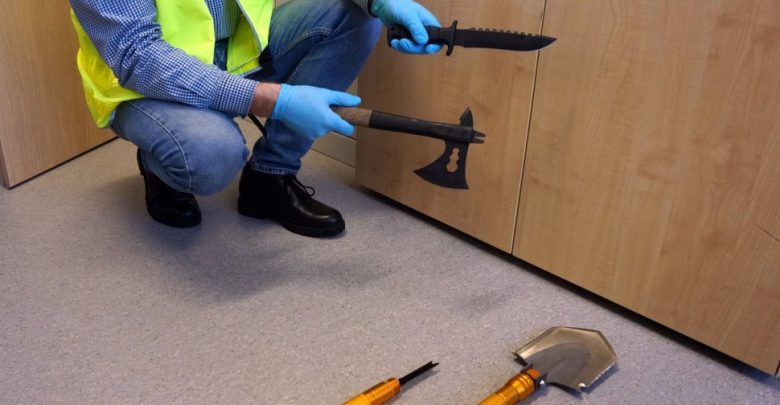 Dwuosobowy gang pseudokibiców z Rybnika terroryzował mieszkańców! Mieli noże a nawet tomahawk! (fot.policja)
