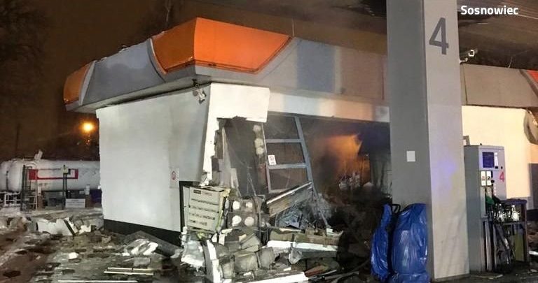 Niewiele pozostało ze stacji benzynowej w Sosnowcu przy ulicy Braci Mieroszewskich. Do groźnej eksplozji w wyniku której dwie osoby ranne doszło przed północą (fot.KMP Sosnowiec)