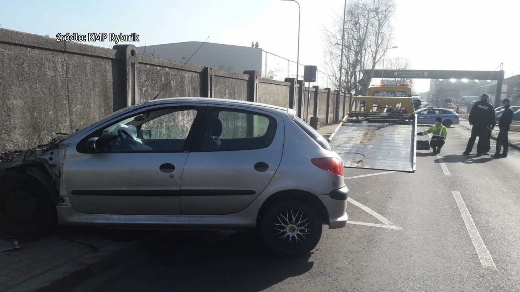 Szaleńczy pościg za pijanym kierowcą przez Rybnik! Peugeot przegrał ze ścianą