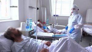 Jeszcze rok temu białe kombinezony bardziej kojarzyły nam się z pracownikami amerykańskiej NASA niż codziennością. Dziś to już norma. 4 marca mija rok od wykrycia pierwszego przypadku koronawirusa w Polsce.