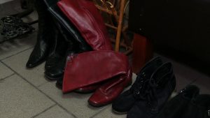 W Jaworznie szewc rozdaje ludziom buty! "Szkoda, żeby dobre buty się marnowały"