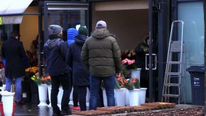 Akurat w tej sprawie epidemia niczego nie zmieniła. W Dniu Kobiet kolejki do kwiaciarni to norma
