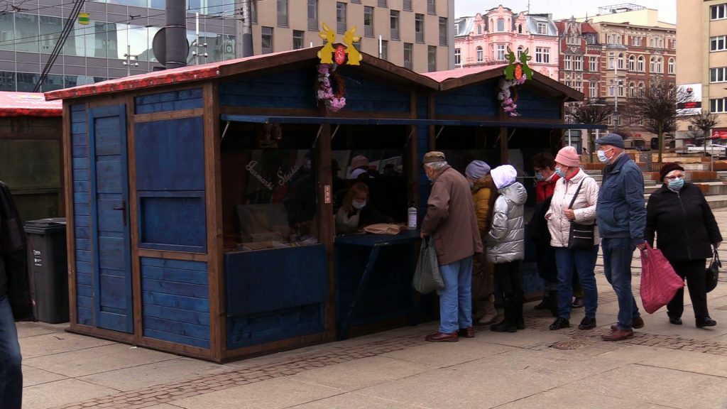 Po rocznej przerwie do Katowic wrócił Jarmark Wielkanocny. I choć to dopiero pierwszy dzień, kiedy można tu coś kupić, już nie brakowało klientów.