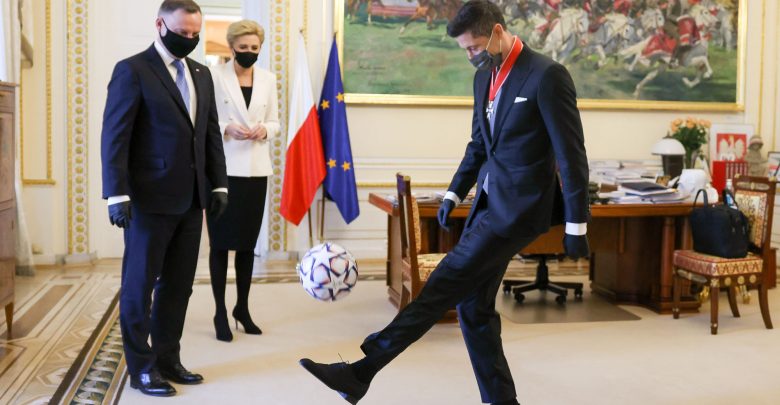 Andrzej Duda odznaczył Roberta Lewandowskiego za sportowe osiągnięcia, ale i za to, jak nasz eksportowy napastnik reprezentuje Polskę na światowych arenach sportowych (fot.Kancelaria Prezydenta RP)