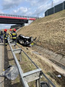 Rozerwany na pół Opel na A1 w Świerklańcu! Za kierowcą wysłano pościg policjantów z psami! (fot.Policja Śląska)