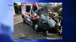 Do tragedii doszło w piątek 19 marca w Zawierciu. Kierowca karetki najechał na tył samochodu ciężarowego. Został zakleszczony. Zmarł w szpitalu