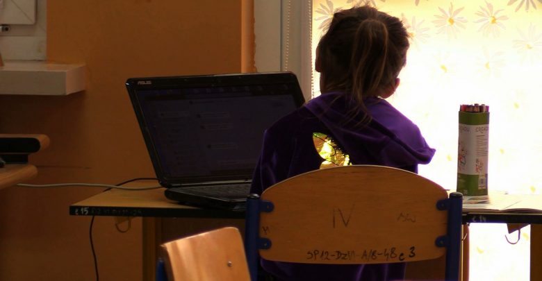 Szkoły puste? Dzieci i tak przychodzą. Muszą mieć opiekę