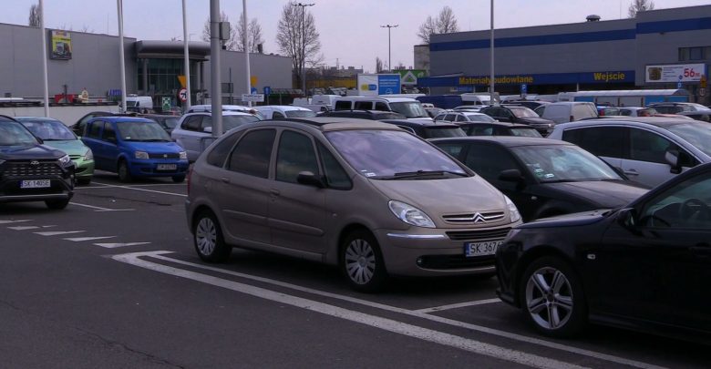 Kolejki, ścisk, zawalone parkingi. Sklepy meblowe i budowlane przeżywają najazd klientów przed lockdownem