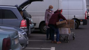 Kolejki, ścisk, zawalone parkingi. Sklepy meblowe i budowlane przeżywają najazd klientów przed lockdownem
