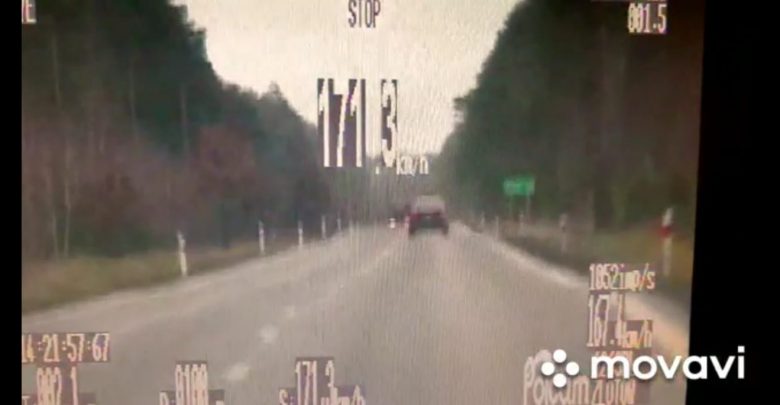 Bmw jechało 171 km/h. Efekt? 1000 zł mandatu i 16 punktów karnych. Fot. KPP Złotów