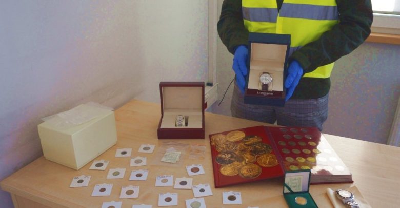 W klaserach monety za 58 tys. zł. Policja odzyskała skradzioną kolekcję. Fot. Policja Śląska