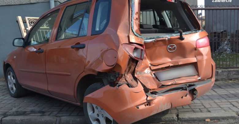 1,5 promila, potężny pickup i trzy zdemolowana samochody. Chwile grozy na drodze w Łazach (fot. KPP Zawiercie)