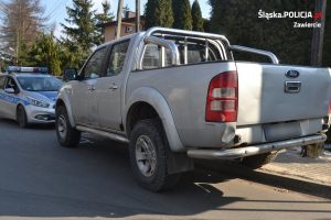 W Łazach na ulicy Narutowicza doszło do groźnego zdarzenia drogowego. Kierujący samochodem typu pickup uszkodził trzy zaparkowane pojazdy, a następnie odjechał (fot.KPP Zawiercie)