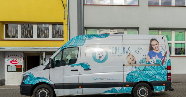 Mobilny dentysta w Bytomiu. Jeździ i bada dzieci. Fot. UM w Bytomiu