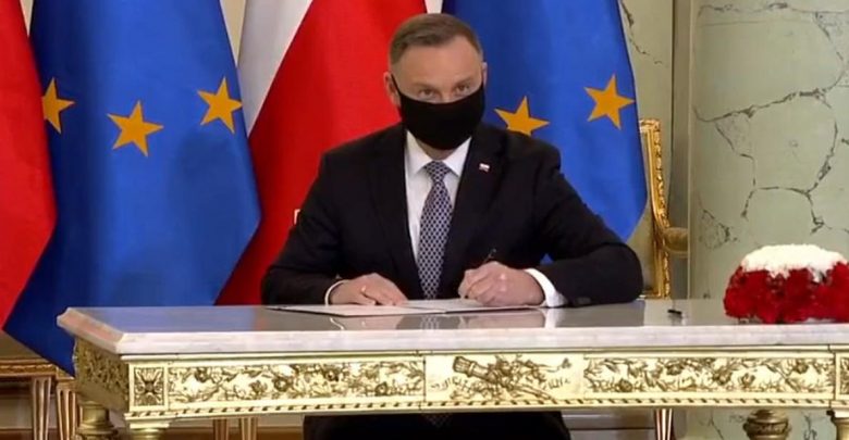 Większe wsparcie szczególnie zasłużonym dla wolnej Polski. Prezydent podpisał ustawę (fot.MRiPS)