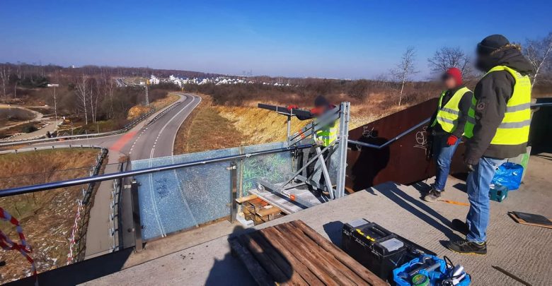 Jakiś DZBAN zniszczył szybę na kładce w Jaworznie. Policja szuka sprawcy. Fot. MZDiM w Jaworznie