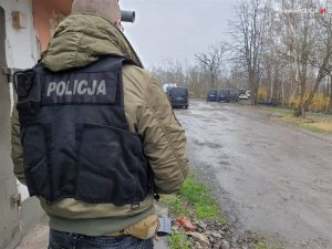 36-letni mężczyzna został zastrzelony przez policjanta, kiedy mierzył do niego z broni. Dramatyczne sceny rozegrały się w poniedziałek, 19 kwietnia rano przy garażach w Bykowinie, dzielnicy Rudy Śląskiej (fot.Policja Śląska)