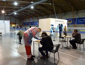 Punkt szczepień zorganizowany na lodowisku Tafla w Gliwicach pracuje na pełnych obrotach. Wykonano tam już 25 tysięcy szczepień przeciw COVID-19. (fot.UM Gliwice, SM nr 4 w Gliwicach)